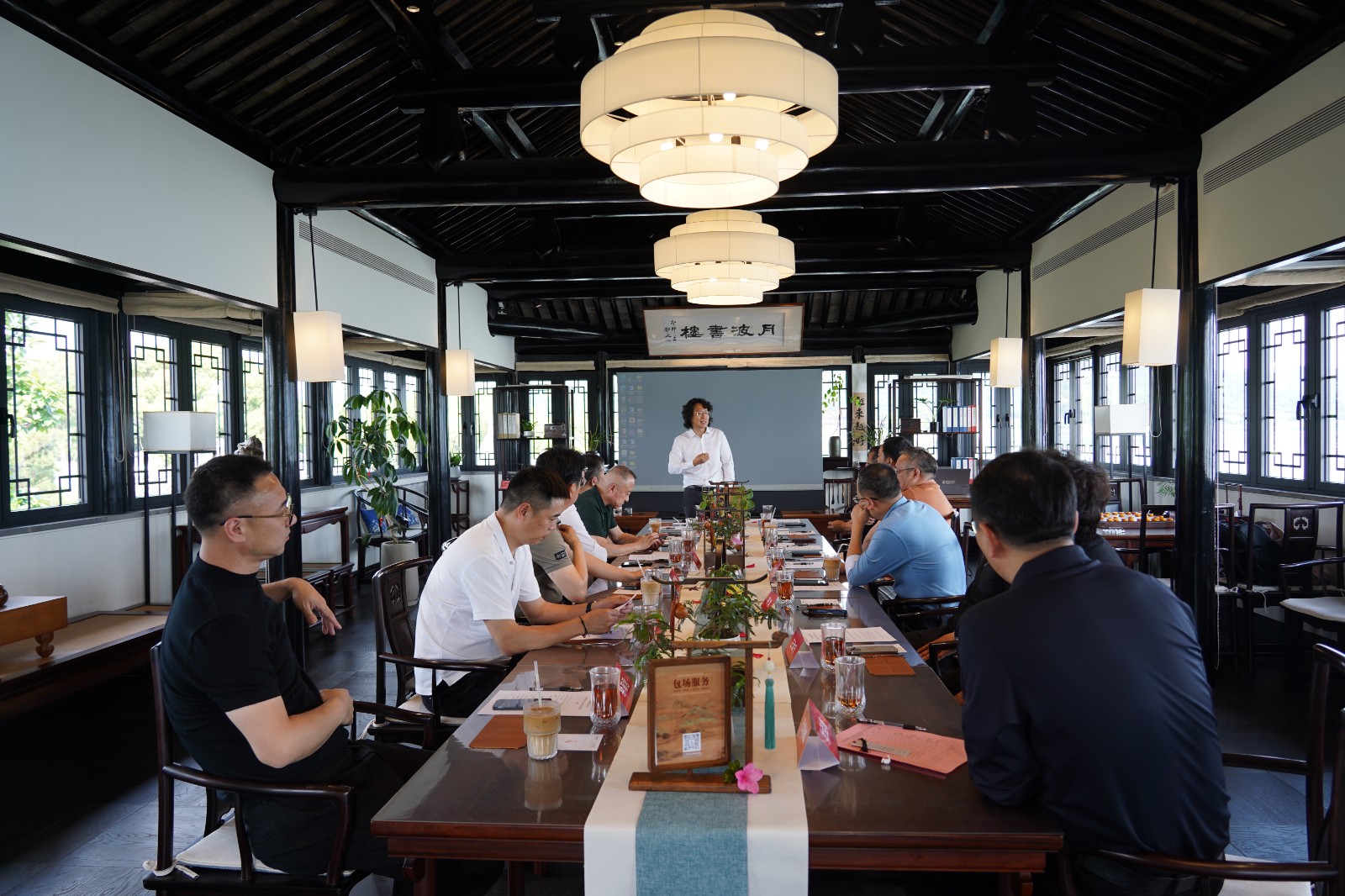 伟德电子平台全案设计分会一届六次会长会议顺利召开
