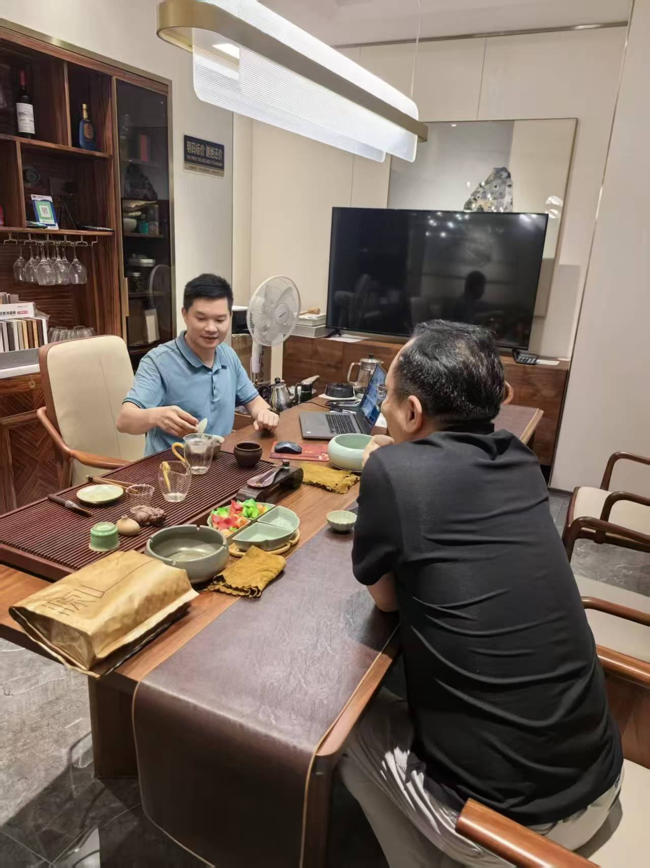 走访会员企业｜伟德电子平台全案设计分会委员杜佳峰走访中河友通家居用品商行